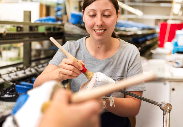 Hartjes-Schuhe-Pramet-Produktionsschritte-Produktion-Kleber-auftragen