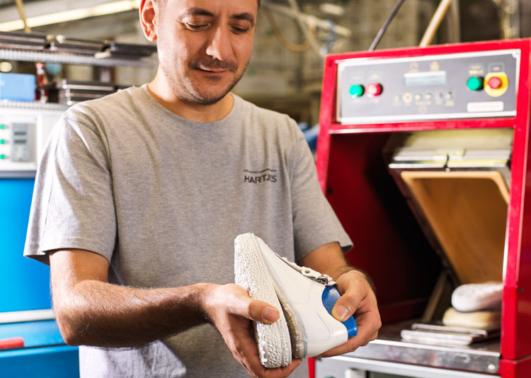Hartjes-Schuhe-Pramet-Produktionsschritte-Produktion-Sohle-verpressen
