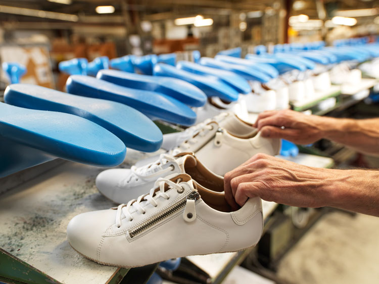 Hartjes-Schuhe-Pramet-Produktionsschritte-Produktion-Bestücken-Montage