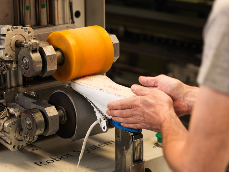 Hartjes-Schuhe-Pramet-Produktionsschritte-Produktion-einleisten-strobeln