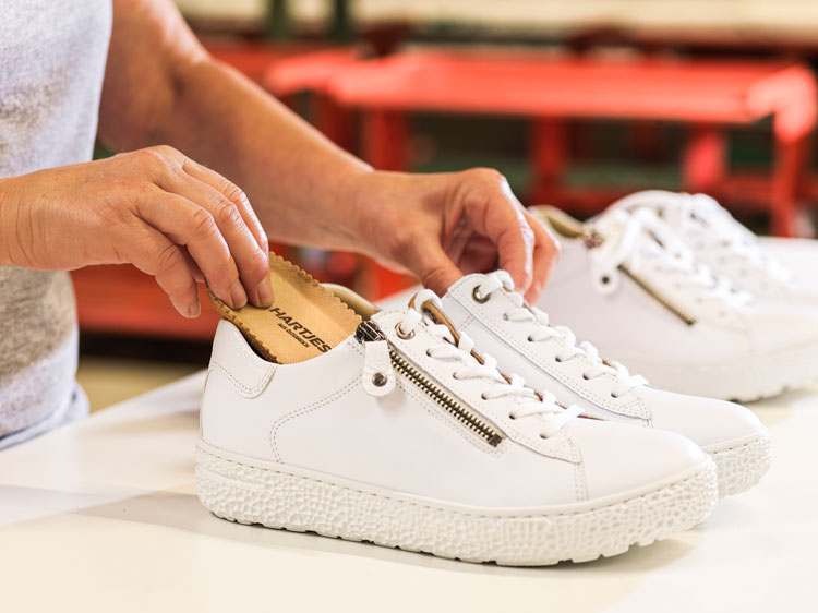 Hartjes-Schuhe-Pramet-Produktionsschritte-Produktion-Fussbetten-einlegen