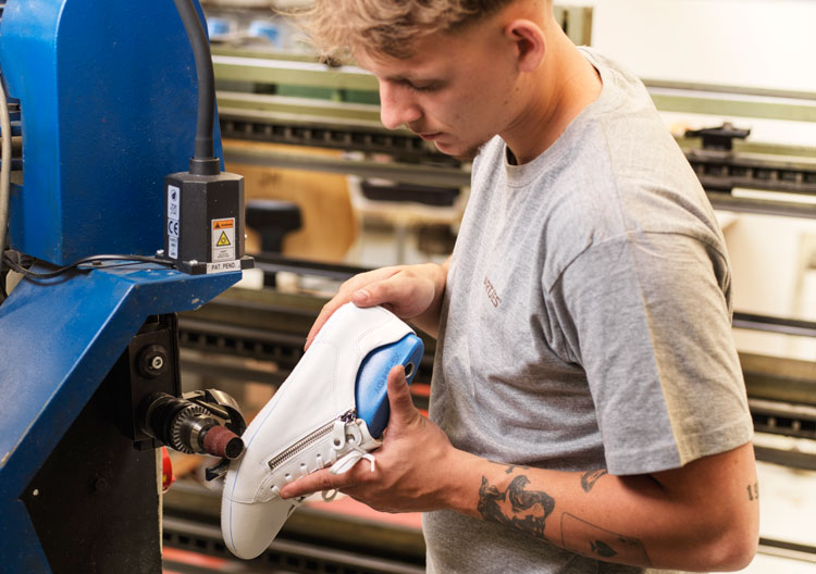 Hartjes-Schuhe-Pramet-Produktionsschritte-Produktion-Seitenränder-rauen