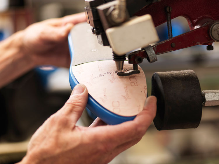 Hartjes-Schuhe-Pramet-Produktionsschritte-Produktion-Brandsohle-Montage-AGO
