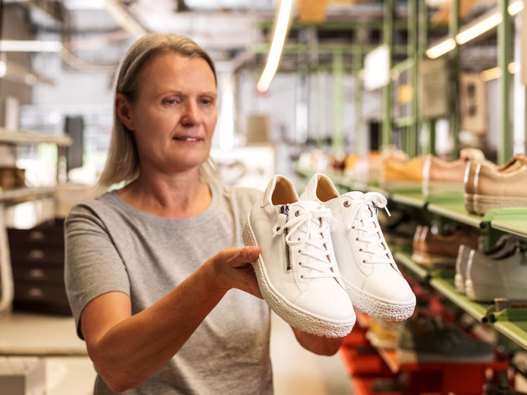 Hartjes-Schuhe-Pramet-Produktionsschritte-Produktion-Qualitätskontrolle-final