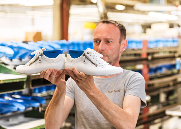 Hartjes-Schuhe-Pramet-Produktionsschritte-Produktion-Qualitätskontrolle-Fersenhöhe