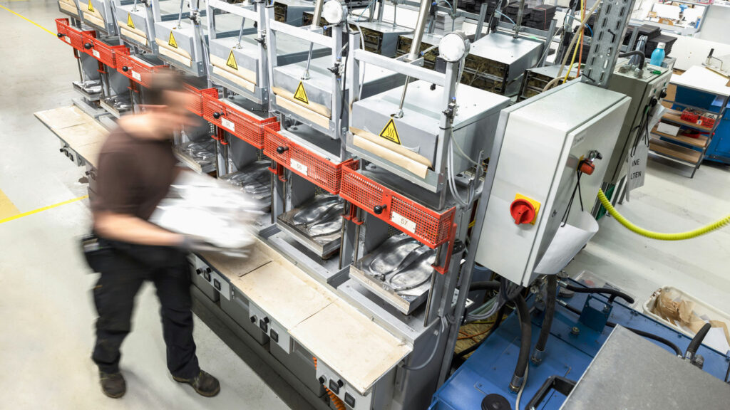 Hartjes-Schuhe-Fussbettproduktion-Kork-Pramet-Arbeiter-Mucos