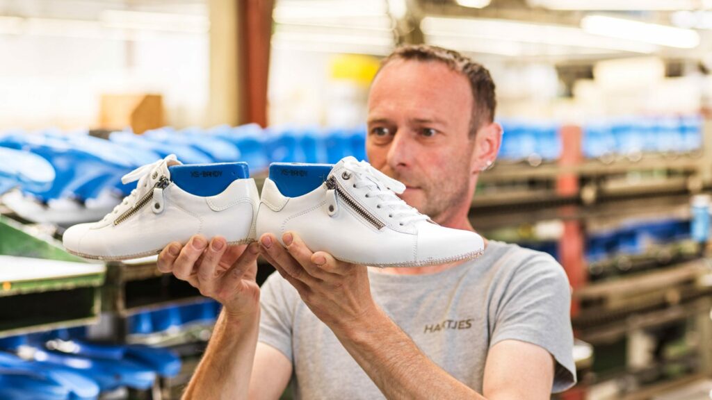 Hartjes-Schuhe-Produktion-Innovation-und-Qualität-Qualitätskontrolle-Innovativ