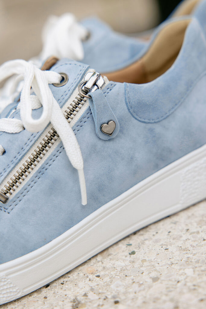 sophie-kollektion-blau-fruehjahr-sommer-detail-2026hartjes-schuhliebhaberinnen-pramet_hoch