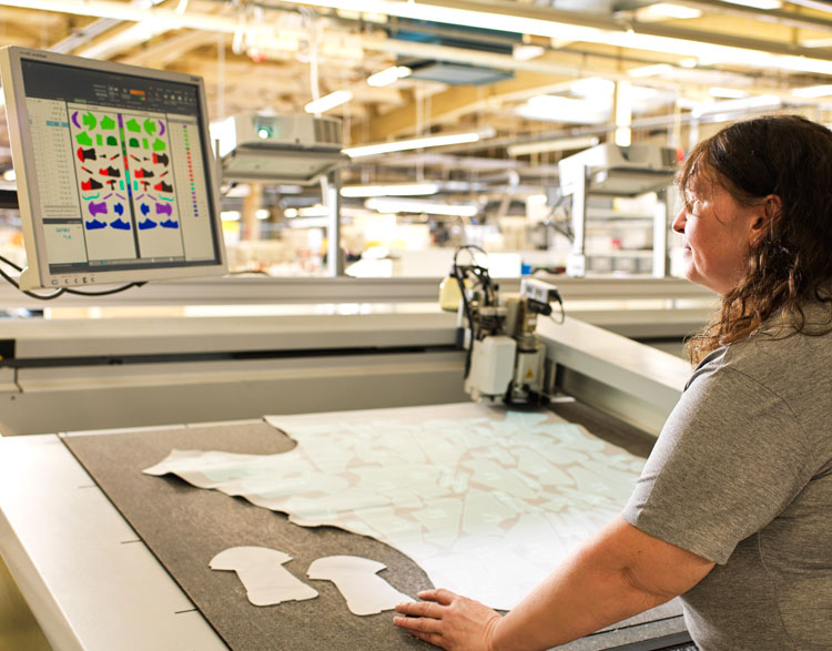 Hartjes-Schuhe-Pramet-Produktionsschritte-Produktion-Zuschnitt