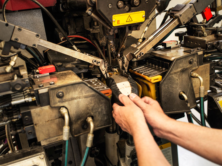 Hartjes-Schuhe-Pramet-Produktionsschritte-Produktion-Zwicken-AGO