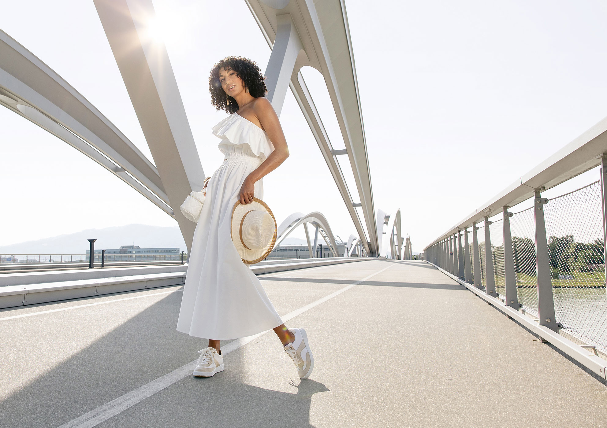 sophie-kollektion-weiss-gold-fruehjahr-sommer-2026-sitzend.hartjes-schuhliebhaberinnen-pramet-quer